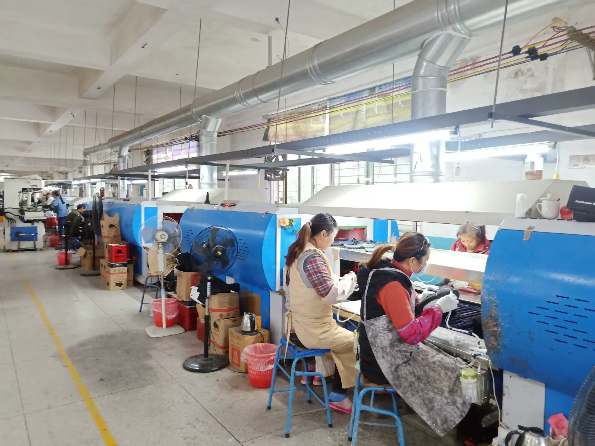 shoe factory bottom attaching